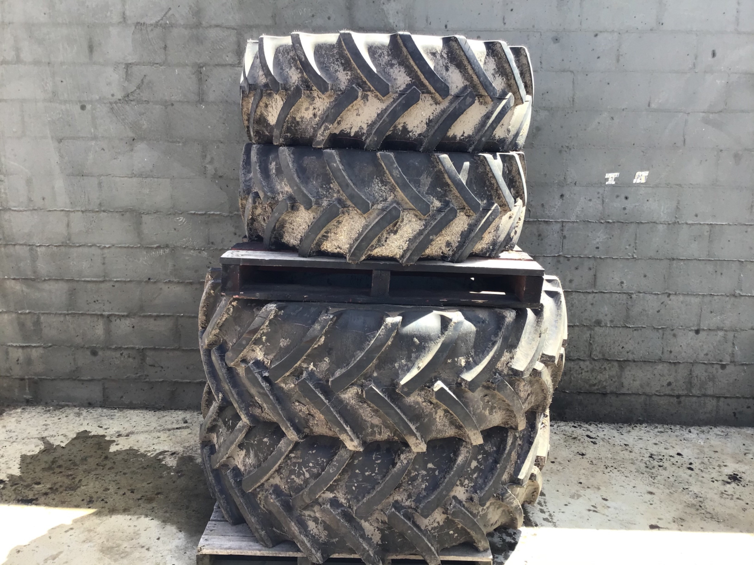 TRACTOR TYRES  TRACTOR TYRES  SOM-102403