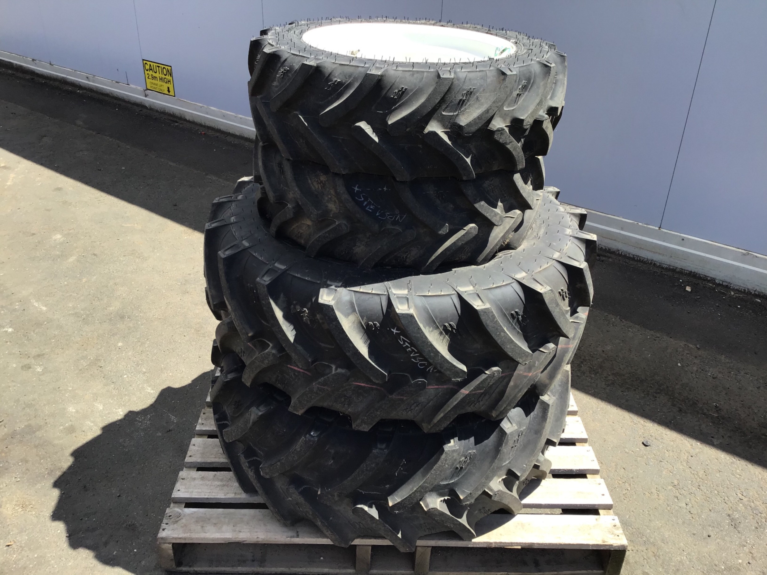 TRACTOR TYRES  TRACTOR TYRES  SOM-102180